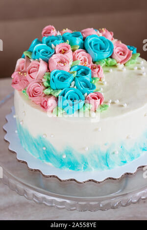 Splendida torta ricoperta in bright rose fatta di crema di burro ciliegina sulla luce sullo sfondo di legno Foto Stock