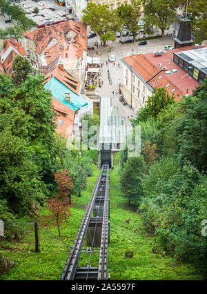 La funicolare che collega la città vecchia al castello di Ljubljana Slovenia Foto Stock