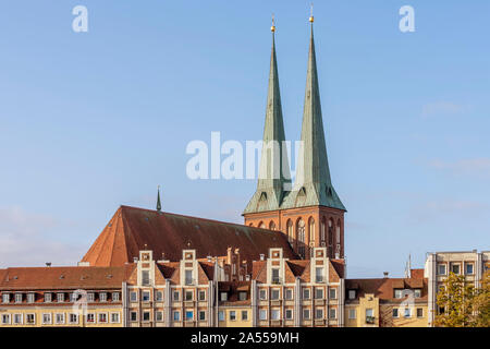 Il spiers della chiesa di San Nicola illuminato dalla luce del mattino nel quartiere Mitte di Berlino, Germania Foto Stock