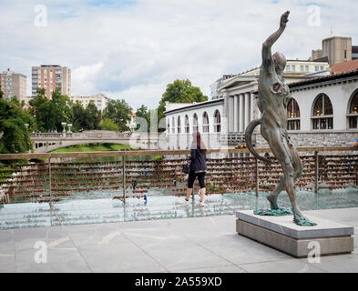 Macelleria Bridge a Ljubljana, Slovenia con amore blocca attaccata e statua per artista Jakov Brdar Foto Stock