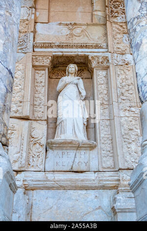 Una statua di Arete, virtù, presso la Biblioteca di Celso presso l'antica città greco-romana di Efeso in Turchia Foto Stock