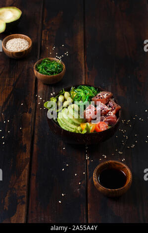 Hawaiian tonno insalata poke nel recipiente Foto Stock