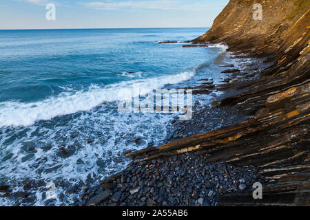 Flysch, Sakoneta beach, Deva, Gipuzkoa, il Paese Basco, la baia di Byscay, Spagna, Europa Foto Stock