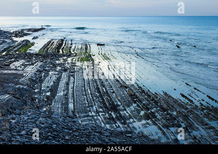 Flysch, Sakoneta beach, Deva, Gipuzkoa, il Paese Basco, la baia di Byscay, Spagna, Europa Foto Stock