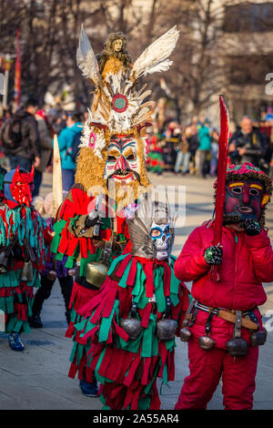 Mummers eseguire rituali per spaventare gli spiriti malvagi a Surva festival di Pernik in Bulgaria. Le persone sono chiamati Kuker, kukeri. I bambini con le maschere. Foto Stock