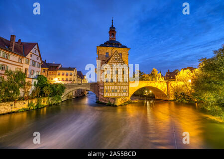 Il famoso municipio della città vecchia di Bamberg in Baviera, Germania di notte Foto Stock