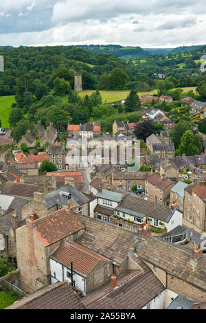 Vista ad alto livello (dal castello di mantenere) attraverso Richmond città mercato guardando verso Culloden Torre. North Yorkshire, Inghilterra, Regno Unito Foto Stock