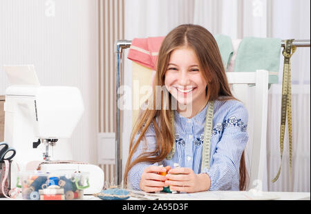 Ragazza adolescente in officina su misura Foto Stock