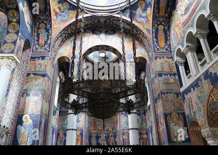 La Chiesa di San Giorgio conosciuto anche come Oplenac, è il mausoleo del serbo e iugoslavo casa reale di Karađorđević situato sulla cima della collina di Oplenac nella città di Topola, Serbia. La chiesa di Oplenac fu fondata dal re Pietro I di Iugoslavia. Molti membri della casa reale sono sepolte nella chiesa, nella cripta sotto la chiesa, o nel cortile della chiesa. Foto Stock