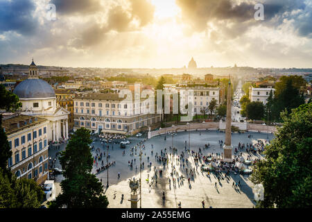 Angolo di alta vista di Piazza del Popolo e dintorni sotto il cielo drammatico Foto Stock