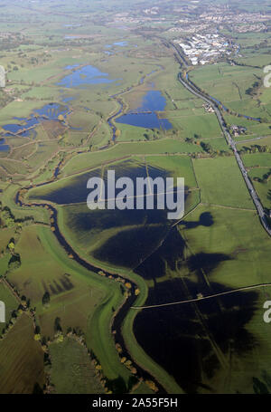 Vista aerea delle inondazioni del fiume Aire a sud di Skipton, North Yorkshire, Regno Unito Foto Stock