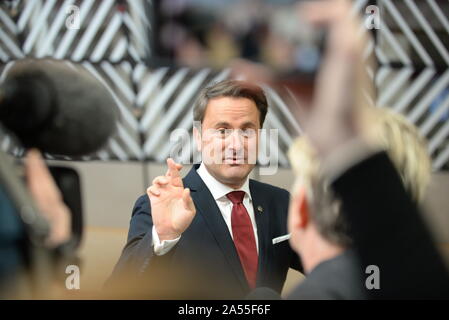 Bruxelles, Belgio. Xviii oct, 2019. Primo ministro del Lussemburgo Xavier Bettel parla con i giornalisti come lei arriva per un vertice UE all'Europa di Bruxelles, Venerdì 18 ottobre, 2019. La Gran Bretagna e l'Unione europea ha raggiunto un nuovo tentativo di trattativa Brexit giovedì, sperando di poter infine sfuggire l'acrimonia, divisioni e la frustrazione dei loro tre anni di battaglia di divorzio. Credito: Petr Kupec/CTK foto/Alamy Live News Foto Stock