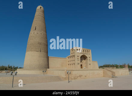 Situato lungo la Via della Seta, Turpan visualizza i punti di riferimento dal suo periodo islamico. Qui in particolare il minareto Emin, il più alto in Cina Foto Stock
