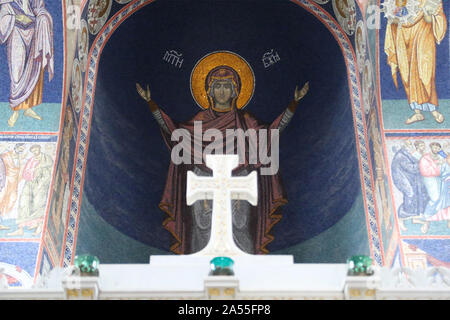 La Chiesa di San Giorgio conosciuto anche come Oplenac, è il mausoleo del serbo e iugoslavo casa reale di Karađorđević situato sulla cima della collina di Oplenac nella città di Topola, Serbia. La chiesa di Oplenac fu fondata dal re Pietro I di Iugoslavia. Molti membri della casa reale sono sepolte nella chiesa, nella cripta sotto la chiesa, o nel cortile della chiesa. Foto Stock