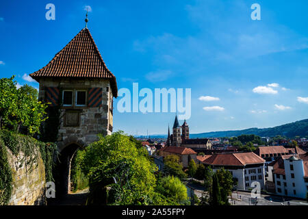 Germania, vista al di sopra centro medievale della città vecchia, il muro della città e la chiesa della città di Esslingen am Neckar, la Chiesa è chiamata dionys st Foto Stock