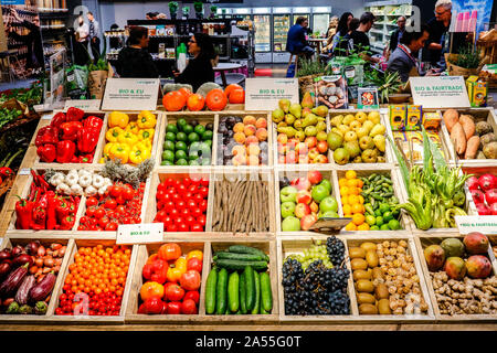 Colonia, nella Renania settentrionale-Vestfalia, Germania - UE Organici ortaggi e frutta biologica in un contatore di vegetale della cooperativa di produttori Landgard Bio a Foto Stock