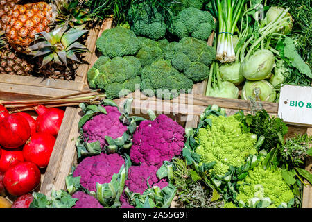 Colonia, nella Renania settentrionale-Vestfalia, Germania - organici regionali di ortaggi in un contatore di vegetali al mercato organico all'ANUGA FOOD fair. Koeln, n. Foto Stock