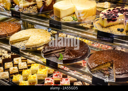 Colonia, nella Renania settentrionale-Vestfalia, Germania - torta in una torta contatore a uno stand alla fiera di Anuga food fair. Koeln, Renania settentrionale-Vestfalia, Deutschl Foto Stock