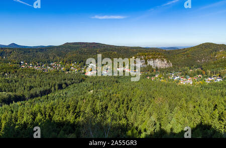 Oybin, Germania. 07 ott 2019. Vista verso il resort per la salute di Oybin in Zittau montagne al confine con la Repubblica ceca e la Polonia. Credito: Patrick Pleul/dpa-Zentralbild/ZB/dpa/Alamy Live News Foto Stock