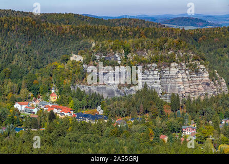 Oybin, Germania. 07 ott 2019. Vista verso il resort per la salute di Oybin in Zittau montagne al confine con la Repubblica ceca e la Polonia. Credito: Patrick Pleul/dpa-Zentralbild/ZB/dpa/Alamy Live News Foto Stock