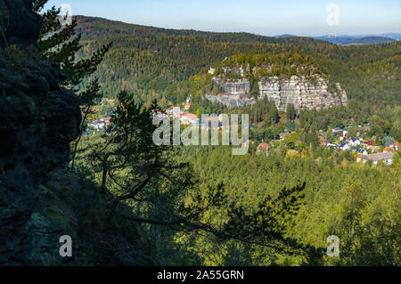 Oybin, Germania. 07 ott 2019. Vista verso il resort per la salute di Oybin in Zittau montagne al confine con la Repubblica ceca e la Polonia. Credito: Patrick Pleul/dpa-Zentralbild/ZB/dpa/Alamy Live News Foto Stock