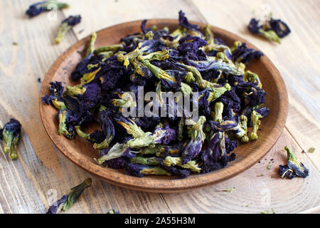 Essiccato blue butterfly pea fiori su una piastra da vicino Foto Stock