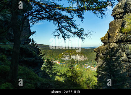 Oybin, Germania. 07 ott 2019. Vista verso il resort per la salute di Oybin in Zittau montagne al confine con la Repubblica ceca e la Polonia. Credito: Patrick Pleul/dpa-Zentralbild/ZB/dpa/Alamy Live News Foto Stock