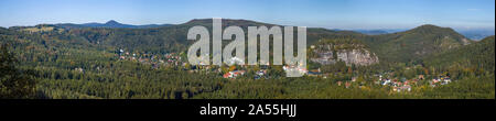 Oybin, Germania. 07 ott 2019. Vista il resort per la salute di Oybin in Zittau montagne al confine con la Repubblica ceca e la Polonia (foto: panorama da diverse foto). Credito: Patrick Pleul/dpa-Zentralbild/ZB/dpa/Alamy Live News Foto Stock