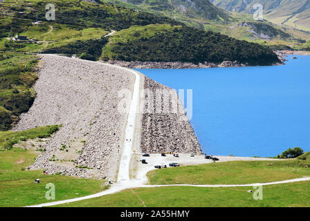 Fissaggio della diga del lago del mont Cenis passano nelle Alpi. Foto Stock