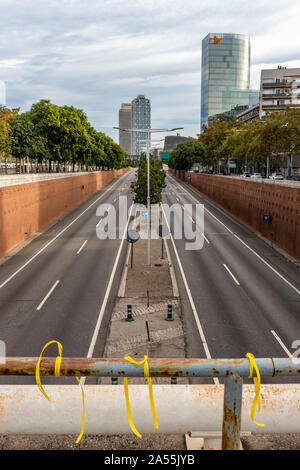 Barcellona, Spagna - 18 Ottobre 2019: Vuoto Ronda Litoral autostrada durante la giornata di sciopero generale in Catalogna contro la sentenza giudiziale per catalano di leader che ha promosso il referendum sull'indipendenza Credito: Dino Geromella/Alamy Live News Foto Stock