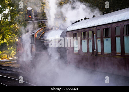 L'ex locomotiva a vapore LNER B1 1264 alla stazione di Pickering Caricamento passeggeri per un viaggio a Whitby sulla NYMR North Yorkshire Inghilterra Regno Unito Foto Stock