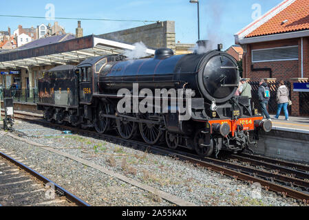 L'ex locomotiva a vapore LNER Thompson B1 1264 in piedi presso la stazione di Whitby appartenente alla NYMR North Yorkshire Inghilterra Regno Unito Foto Stock