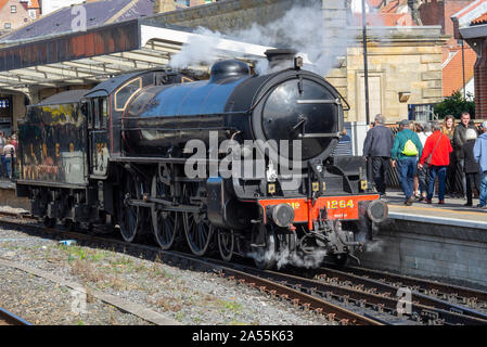 L'ex locomotiva a vapore LNER Thompson B1 1264 in piedi presso la stazione di Whitby appartenente alla NYMR North Yorkshire Inghilterra Regno Unito Foto Stock