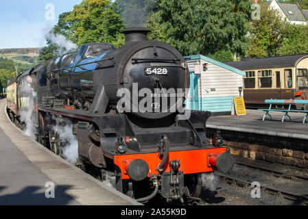 La locomotiva a vapore NYMR Stanier Black 5 Eric Treacy tirare un treno passeggeri a Grosmont Station North Yorkshire Inghilterra Regno Unito Regno Unito Foto Stock