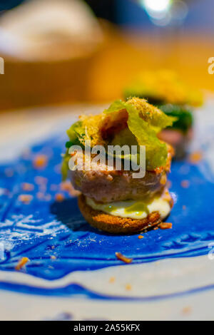 Andalusa di cibo gourmet tapas, piccolo pane con blue tonno close up Foto Stock