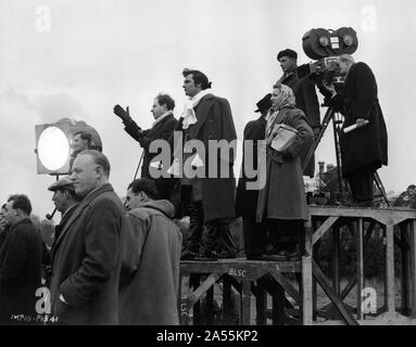 Regista Peter Brook e Laurence Olivier in costume come capitano MacHeath su Imposta posizione candide per filmare La Beggar's Opera 1953 libretto John Gay cinematografia Guy Green Herbert Wilcox Productions / British Lion Film Corporation Foto Stock