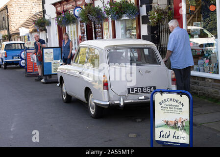 Old Austin A40 e Ford Anglia Cars parcheggiati fuori Aidensfield Stores e negozio di regali a Goathland North Yorkshire Inghilterra Regno Unito Regno Unito Foto Stock