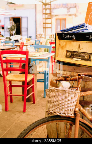 Al di fuori di cafe tabelle nella vivace città di Bosa in provincia di Oristano sulla costa occidentale della Sardegna Italia Europa Foto Stock