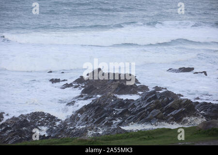 Newquay, Cornwall, 18 ottobre 2019, forti venti annulla il surf a Fistral Beach in Newquay, famoso in tutto il mondo per il surf. La previsione è di venti più forti di questo pomeriggio. Credito: Keith Larby/Alamy Live News Foto Stock