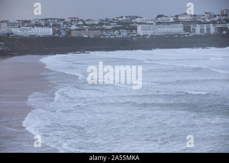 Newquay, Cornwall, 18 ottobre 2019, forti venti annulla il surf a Fistral Beach in Newquay, famoso in tutto il mondo per il surf. La previsione è di venti più forti di questo pomeriggio. Credito: Keith Larby/Alamy Live News Foto Stock