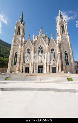 Basilica Santuario di Maria Santissima Addolorata, è un moderno-giorno santuario situato nel parco del Matese, vicino Isernia Foto Stock