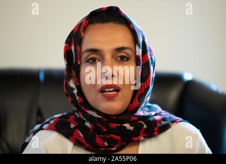 Harrogate, Regno Unito. Xviii oct, 2019. Il romanziere Ayisha Malik, autore del libro Sofia Khan non è obbligata, appare al Raworths Harrogate Festival della letteratura. Credito: Russell Hart/Alamy Live News Foto Stock