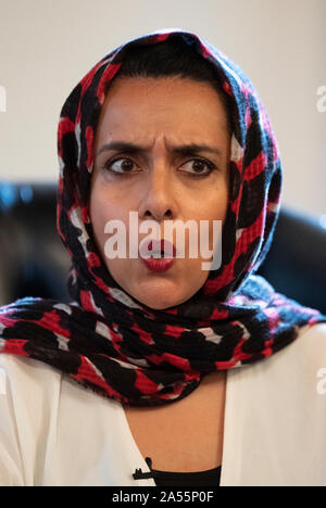 Harrogate, Regno Unito. Xviii oct, 2019. Il romanziere Ayisha Malik, autore del libro Sofia Khan non è obbligata, appare al Raworths Harrogate Festival della letteratura. Credito: Russell Hart/Alamy Live News Foto Stock