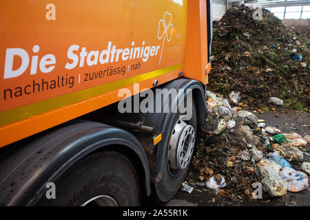Kassel, Germania. Xviii oct, 2019. Non sottoposti a cernita dei rifiuti organici da un camion della spazzatura giace in un mucchietto all'Rifiuti di Kassel con energia di impianto. A partire da giugno 2018, i valori limite per le impurità in biowaste sono state serrate in modo significativo. Sacchetti di plastica, imballaggio e gli altri rifiuti residui mettono in pericolo il riciclaggio di rifiuti organici in Kassel. Credito: Swen Pförtner/dpa/Alamy Live News Foto Stock