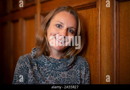 Harrogate, Regno Unito. Xviii oct, 2019. Scrittore e giornalista Kate Bradbury, autore del libro THE BUMBLEBEE FLIES comunque, appare al Raworths Harrogate Festival della letteratura. Credito: Russell Hart/Alamy Live News Foto Stock