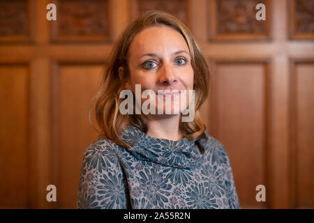 Harrogate, Regno Unito. Xviii oct, 2019. Scrittore e giornalista Kate Bradbury, autore del libro THE BUMBLEBEE FLIES comunque, appare al Raworths Harrogate Festival della letteratura. Credito: Russell Hart/Alamy Live News Foto Stock