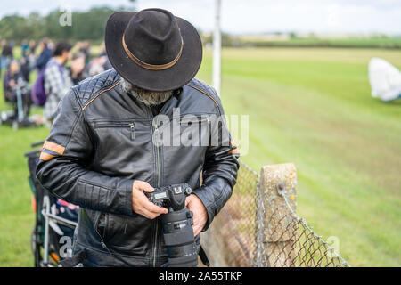 Il vecchio operaio, Bedfordshire, Regno Unito, ottobre 6, 2019. Fotografo di scatto a un air show.Il giorno della corsa di Shuttleworth. Foto Stock