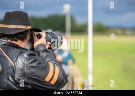 Fotografo che scatta in uno spettacolo aereo.Race Day a Shuttleworth. Foto Stock