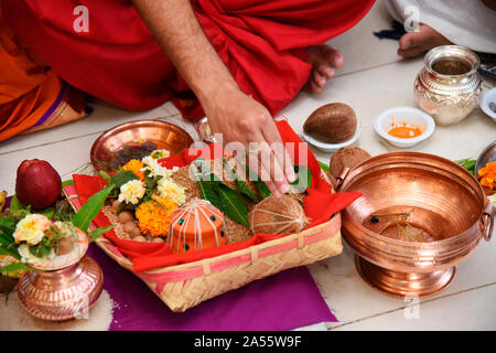 Un uomo compie il Grahamak puja rituale nel Maharashtra, India Foto Stock