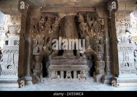 Grotta 16 : grande signore Shiva statua scolpita nella pietra, Kailasnatha tempio, Grotte di Ellora nel distretto di Aurangabad, Maharashtra, India Foto Stock